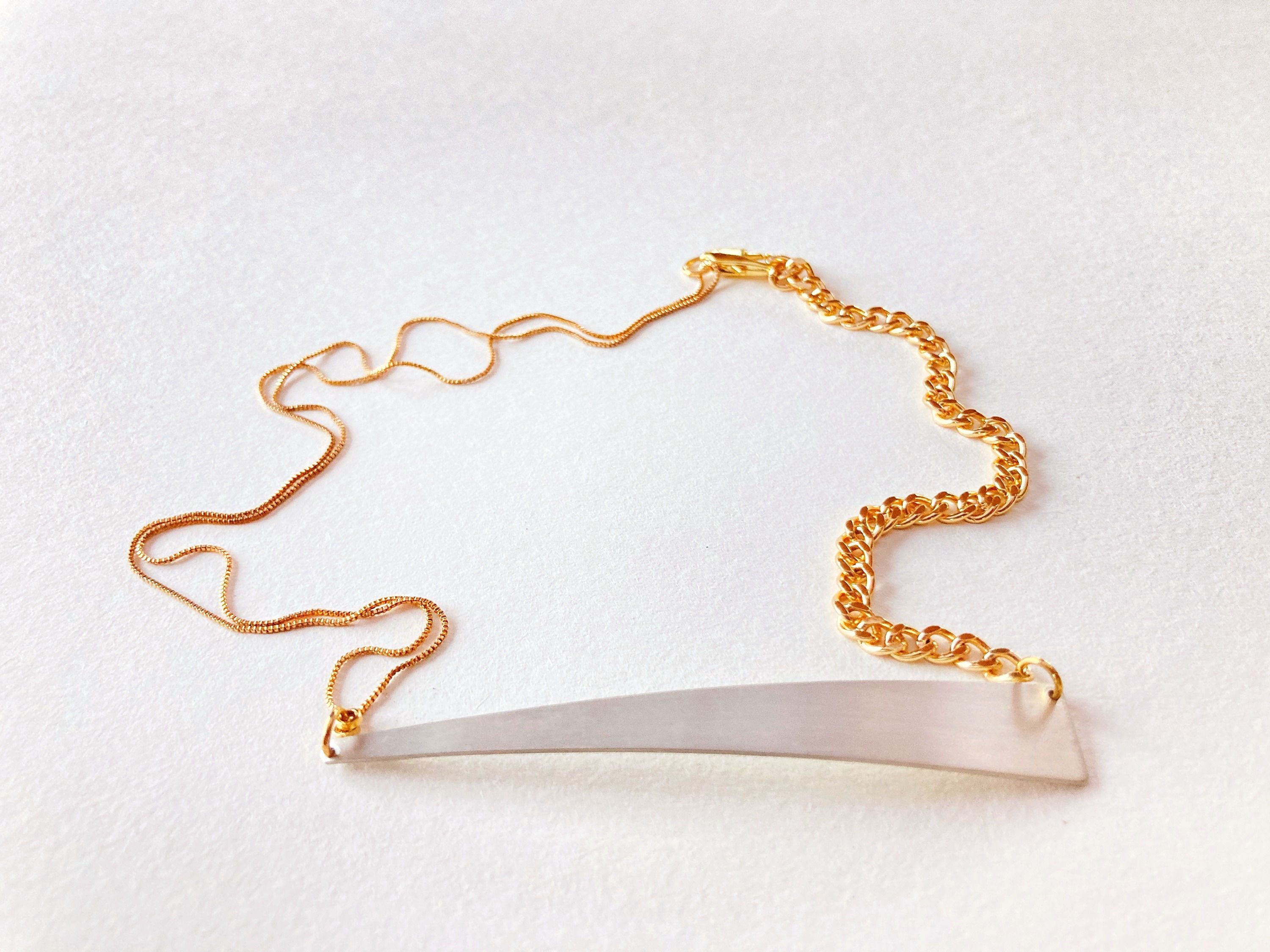 Collier géométrique en argent et plaqué or.