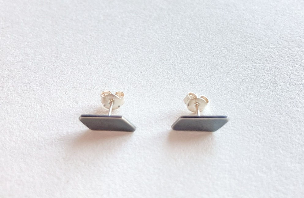 Boucles d'oreille en forme de losange en argent sterling noirci.