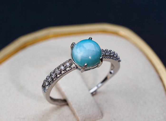 Larimar – blauer Edelstein des Meeres, Symbol für Ruhe, Harmonie und Freiheit, handgefertigt von Nufera