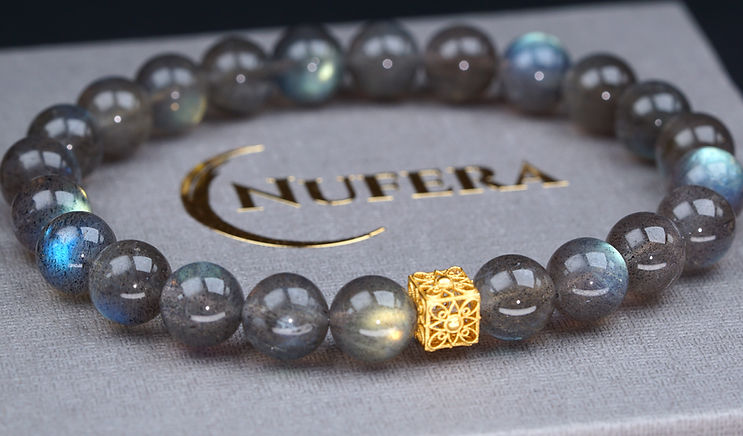 Blaue und Regenbogen Mondstein Armbänder – schimmernder Schutzstein mit mystischer Energie, handgefertigt von Nufera Schweiz