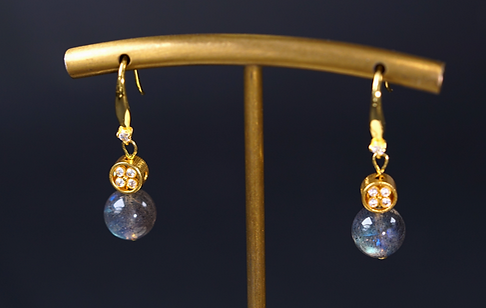 Labradorit und Regenbogenmondstein Ohrringe – handgefertigter Schmuck mit schimmernden Edelsteinen von Nufera Schweiz