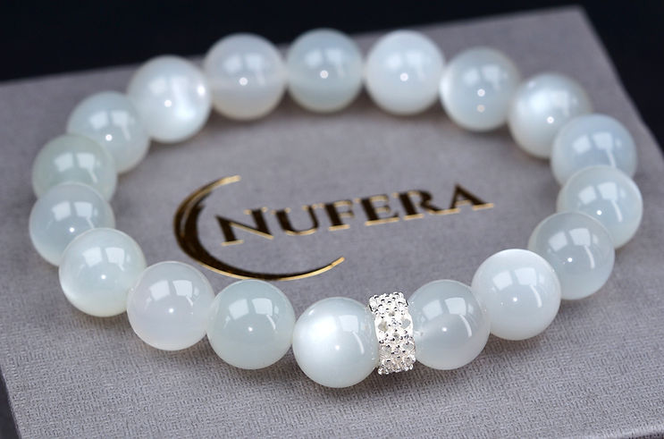 Weiße Mondstein Armband – handgefertigter Edelsteinschmuck von Nufera, steht für Ruhe, Klarheit und weiche Energie aus der Sc