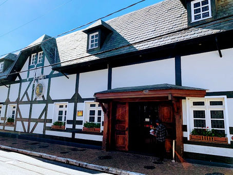 Vantagens da localização do Condomínio Fazenda Kurumin, destacando turismo, gastronomia, lazer, e os acessos privilegiados como o Shopping Catarina Outlet e o Aeroporto Executivo Catarina: