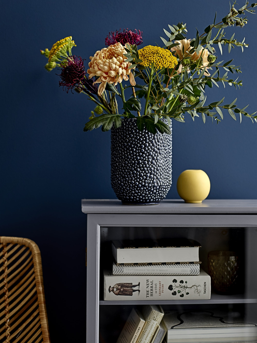 vase avec composition florale forestière sur fond bleu dans une décoration minimaliste bloomingville, belle inspiration pour une décoration actuelle bleue