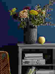 vase avec composition florale forestière sur fond bleu dans une décoration minimaliste bloomingville, belle inspiration pour une décoration actuelle bleue