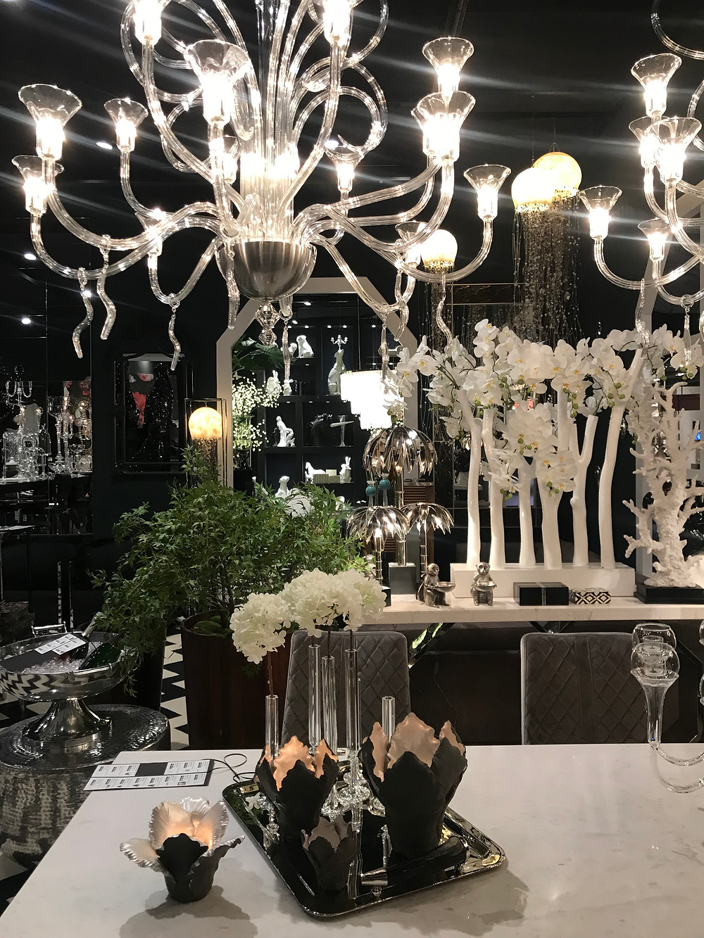 grand lustre en cristal blanc avec ambiance hôtelière haut de gamme dans ce projet d’aménagement éphémère.
