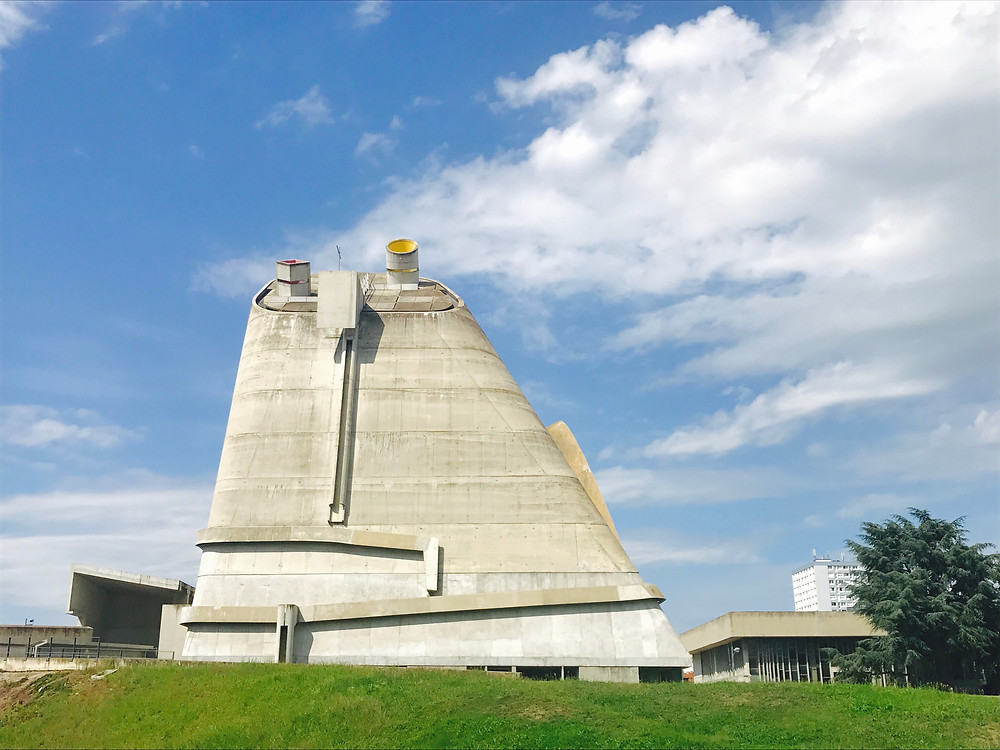 Eglise signée par Le Corbusier terminée en 2006 à Firminy sous mandat de Dino Ciniery Photographie Tiffany Fayolle architecte d'intérieur et décorateur à Lyon