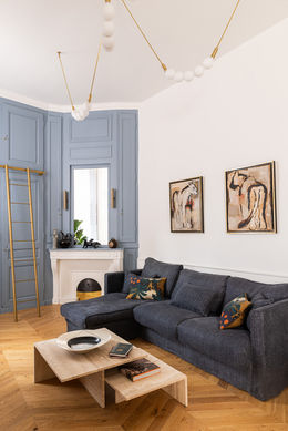 Luminaire design installé dans le salon d’un appartement rénové à Lyon