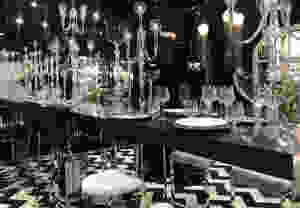 Projet de mise en scène et de décoration à Paris par Abhika avec sol en zig zag noirs et cristal blanc