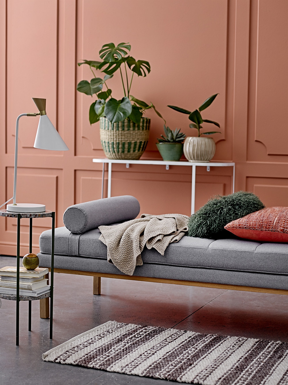 intérieur classique avec moulures entièrement revisité dans un style de couleurs pastel corail avec accessoires minimalistes