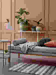 intérieur classique avec moulures entièrement revisité dans un style de couleurs pastel corail avec accessoires minimalistes