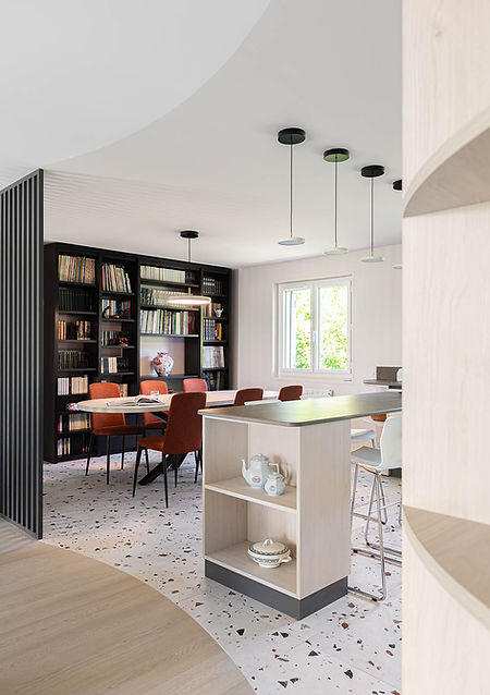 Un projet de rénovation intégrale mêlant confort et modernité : cuisine ouverte et salle à manger sublimées par une décoration raffinée et un agencement optimisé.