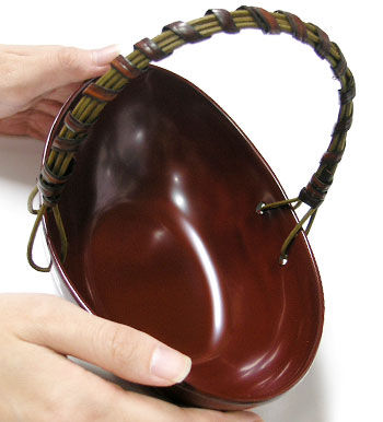 サムネイル： もてなし鉢　大　朱　手で持った状態