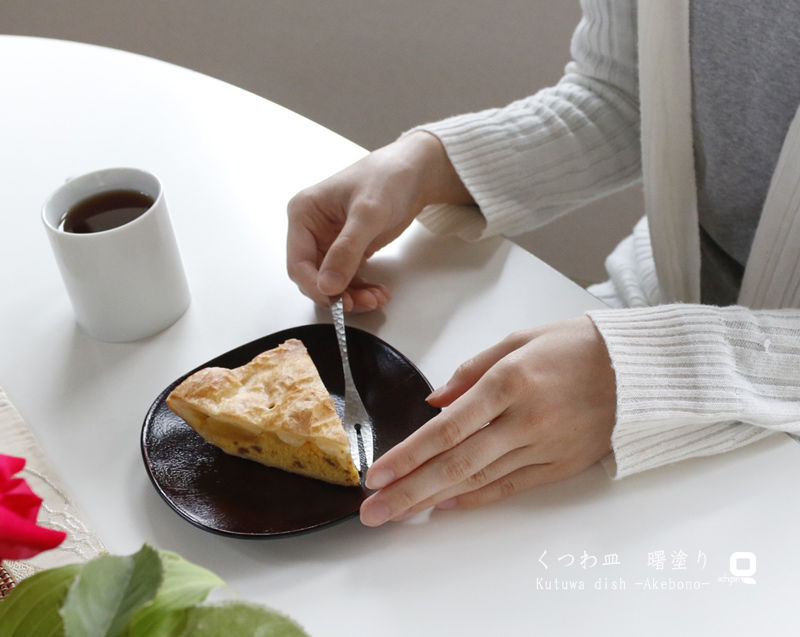 サムネイル： くつわ皿　錆目調　裏乾漆調　曙塗り　卓上での使用例