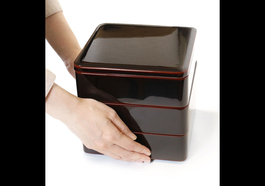 サムネイル： 隅丸三段重箱円寿の手の大きさ比較