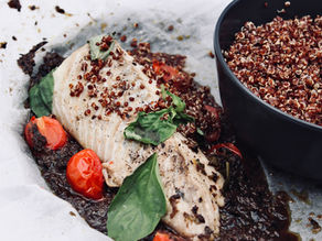 Papillote de merlan à la tapenade d'olives & quinoa rouge