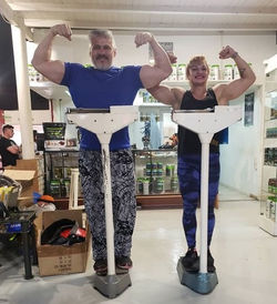 Alejandra junto al campeón mundial de culturismo.