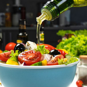 פותחים שולחן, מרגישים בבית                                                     לב כחול וחיבור ישראלי - יווני דרך הטעמים