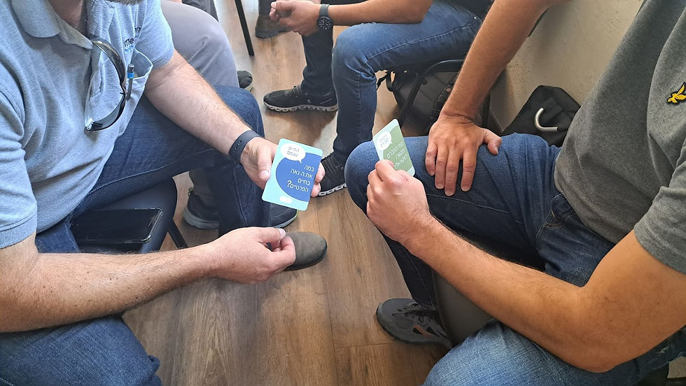 שניים משוחחים