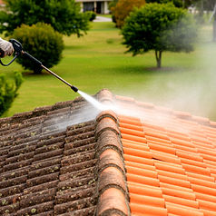 Limpeza profunda de telhado com lavagem de alta pressão controlada para remoção de musgo, algas e fungos – Aveiro, Leiria, Coimbra, Porto, Santarém, Lisboa