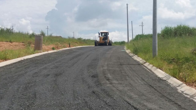 Ruas recebem base e são niveladas