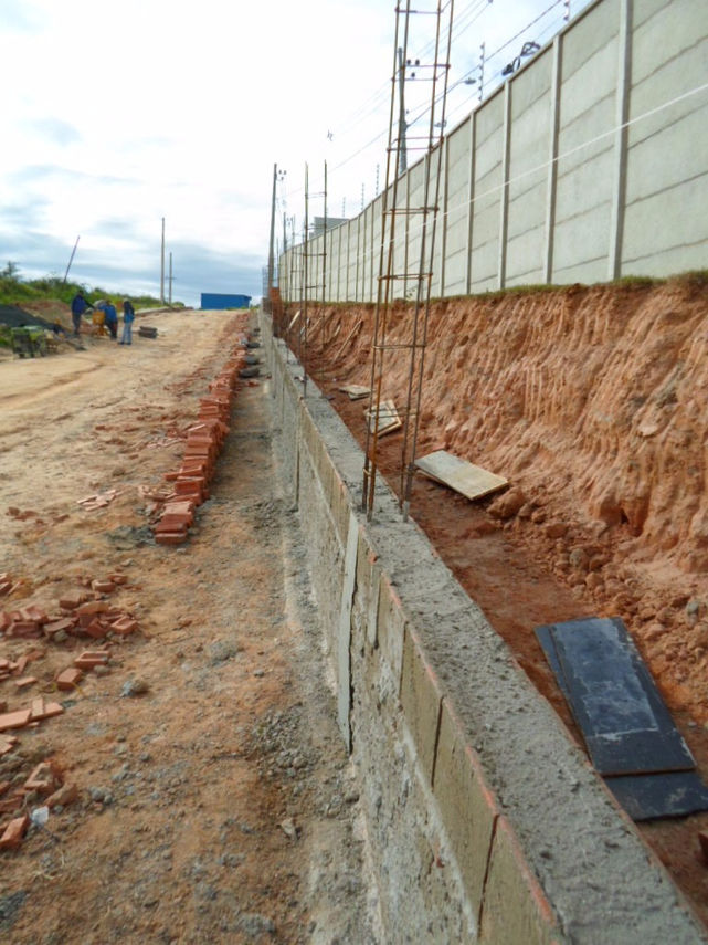 Muros de arrimo em construção