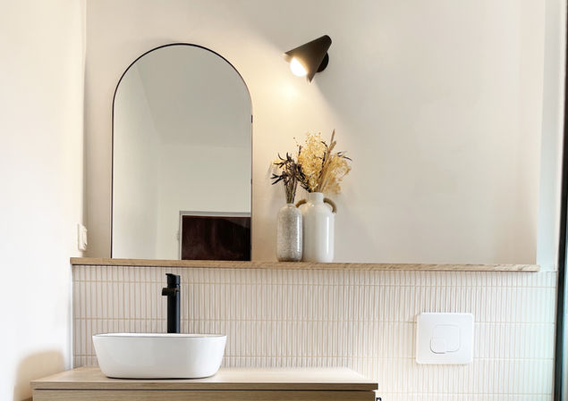 Notre projet d'aménagement de salle d'eau illustre comment l'ingéniosité et la créativité peuvent transformer un espace restreint en une pièce à part entière, répondant aux besoins pratiques tout en élevant l'esthétique. Ce design moderne et pratique est conçu pour offrir une expérience de salle d'eau qui allie confort, fonctionnalité et beauté, tout en anticipant les futurs développements de l'espace avec l'ajout de l'escalier menant aux combles.