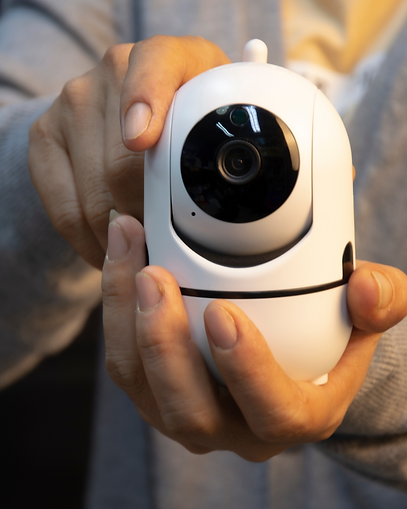 Manos sosteniendo una camara de seguridad