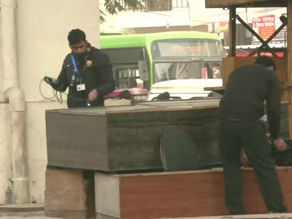 दिल्ली: त्रिलोकपुरी इलाके में मिले 2 संदिग्ध बैग, मौके पर पहुँचा बम स्क्वायड