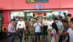 गुजरात में 'मोदी-मोदी' के नारों से अरविंद केजरीवाल का अभिवादन, आप संयोजक का चेहरा हुआ लाल