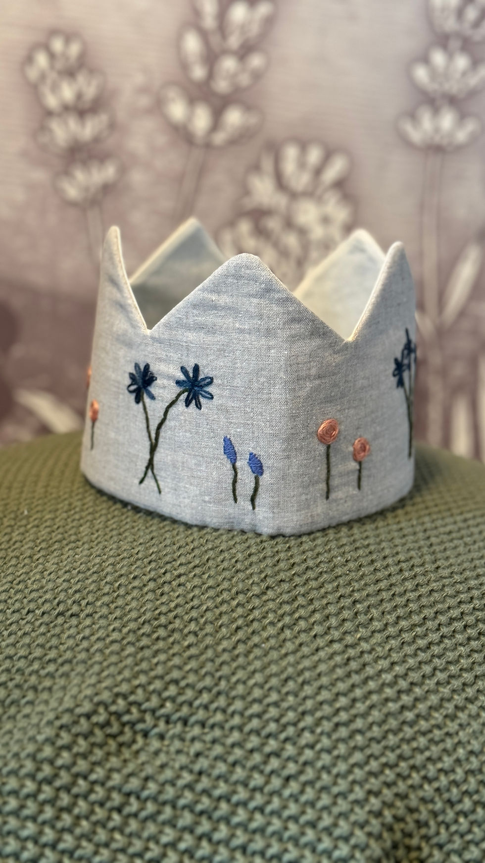 Miniaturbild: Geburtstagskrone aus Leinenstoff mit aufgestickten Blumen