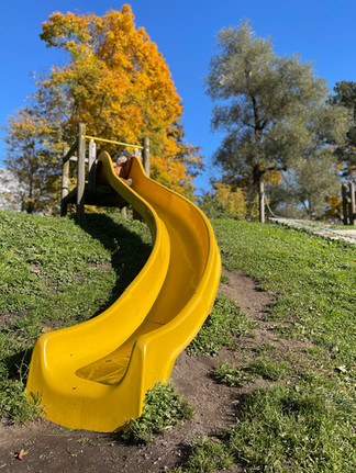 Eine gelbe Rutsche auf einem Spielplatz.