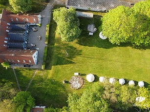 Luftfoto af 7 glamping og tipi telte lejet og opsat til bryllup.