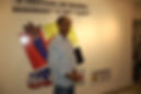 Homem sorridente no 6º Festival Luanda Cartoon, uma das fotos de cartazes e eventos.