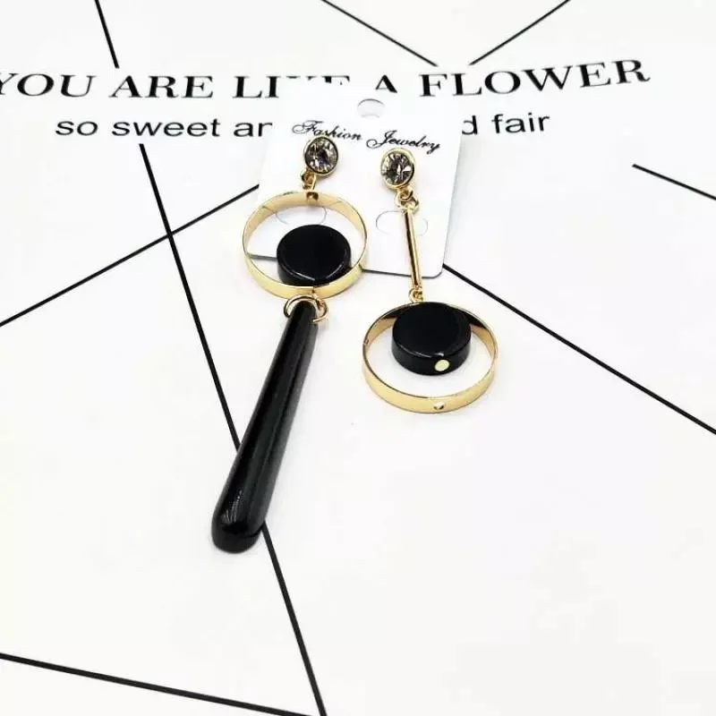 Thumbnail: Long Asymmetric Earring