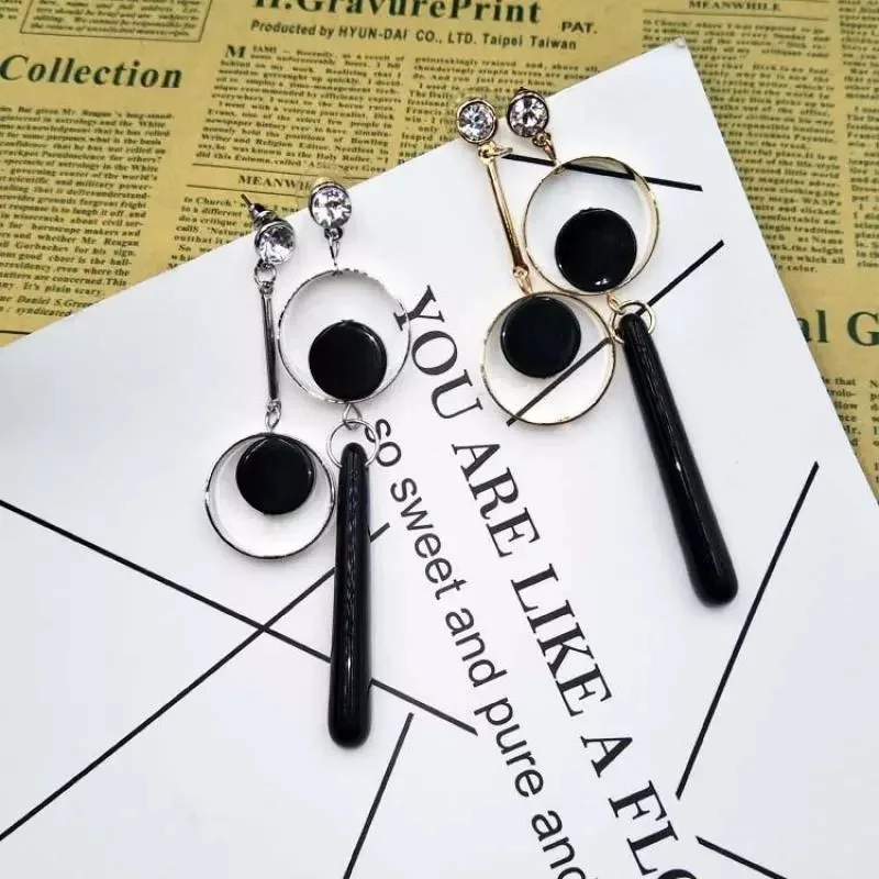 Thumbnail: Long Asymmetric Earring