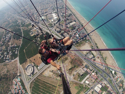 Алания параглайдинг-Полет на параплане в Алании - экстремальный спорт в Алании полет над Клеопатре