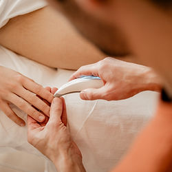 Arzt behandelt Patientin Hand mit medizinischem Gerät, Behandlung im Gesundheitswesen.