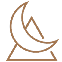 Goldene Mond- und Bergform mit Dreieck Basis, minimalistisches Logo Design.