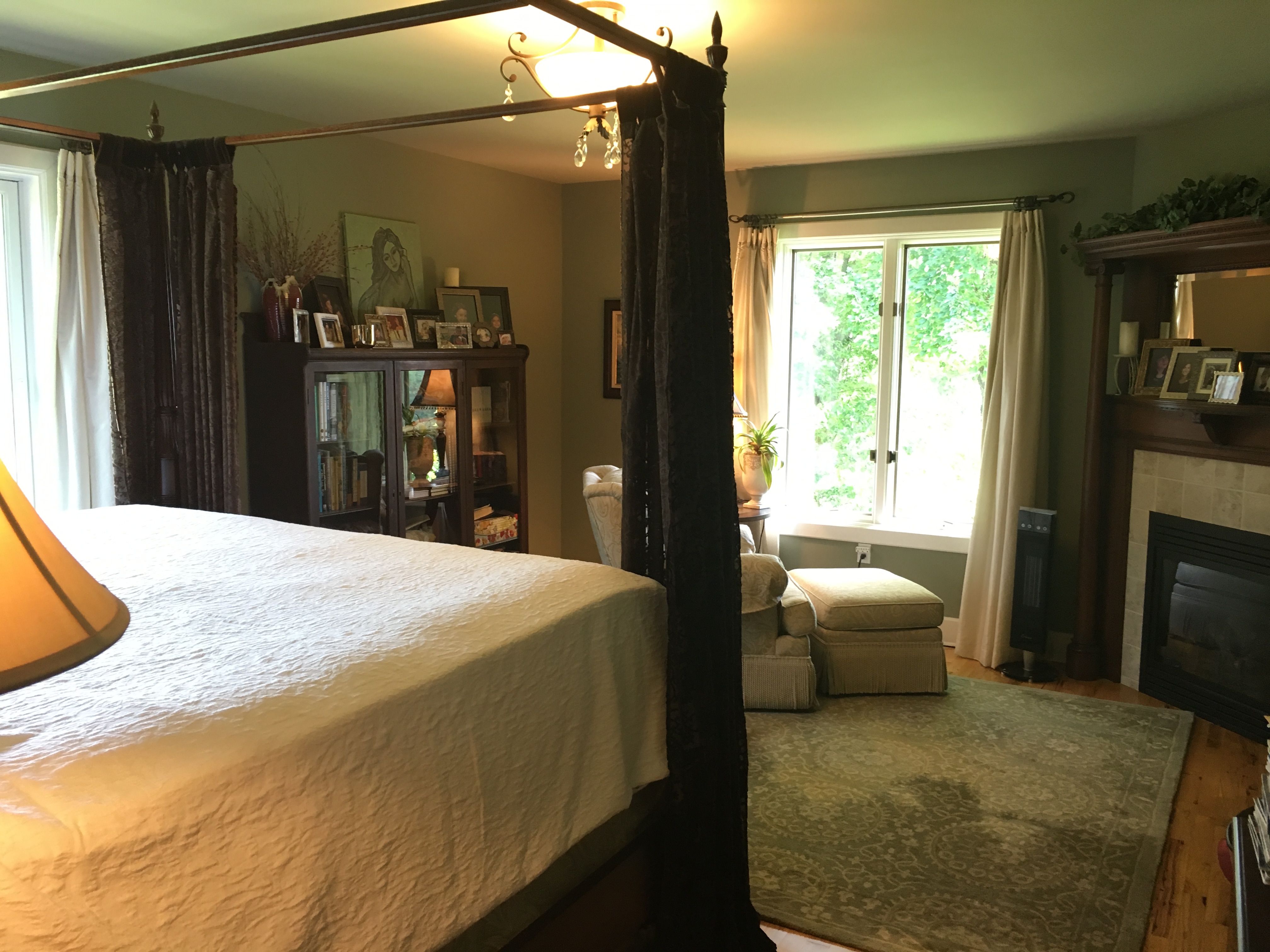 master bedroom sitting area with mountain view 2