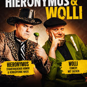 Poster mit zwei Männern: Hieronymus mit ernstem Blick, Cowboyhut und Gurke auf einer Gabel; Wolli im grünen Anzug mit Flöte in der Tasche; Text zu Humor, Magie, Comedy auf schwarzem Hintergrund.