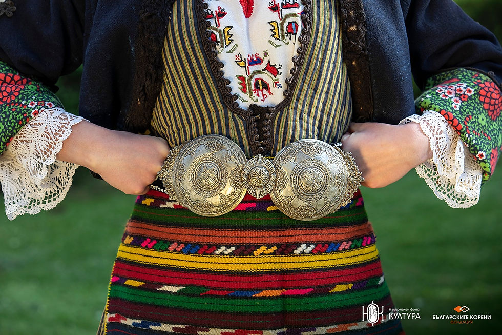 Фустан „гезиа“ (джизия) в морав цвят, празничен костюм от началото до 40-те години на ХХ век