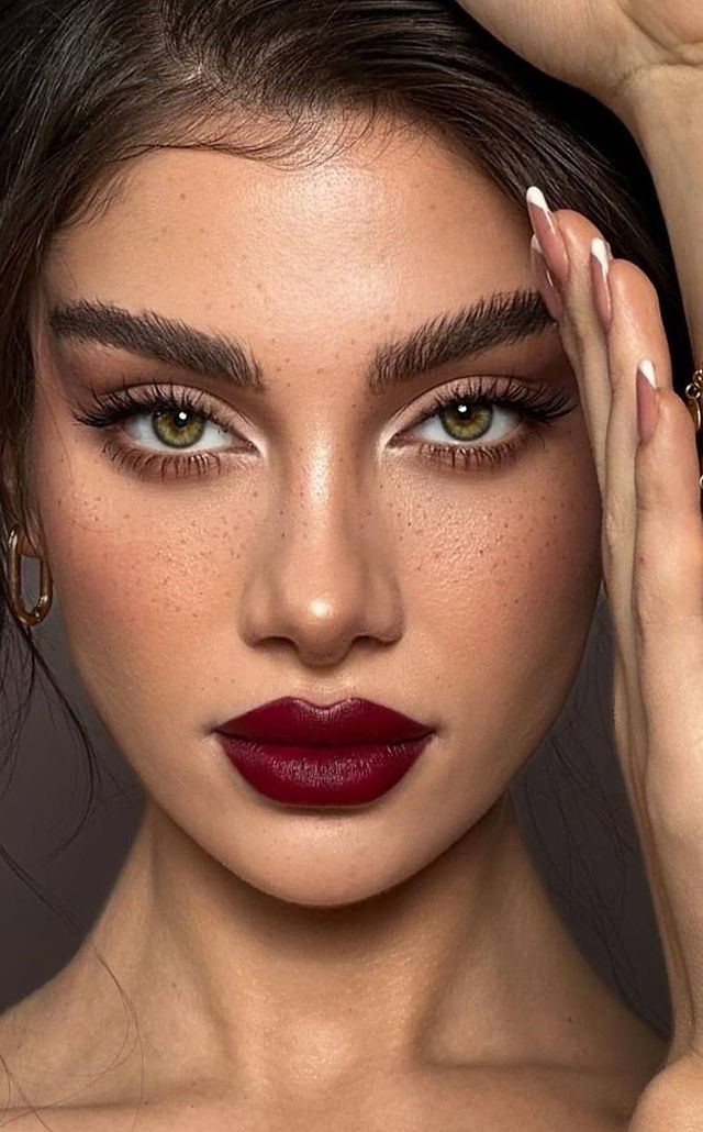 Un maquillage avec des lèvres burgundy.