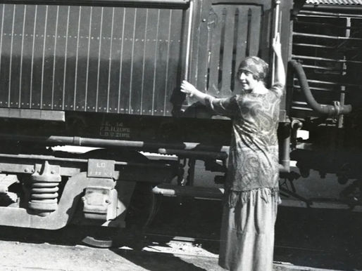 Agatha Christie boards a train in 1922