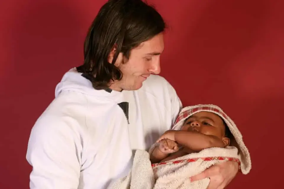 20 year old Lionel Messi holding baby Lamine Yamal back in 2007