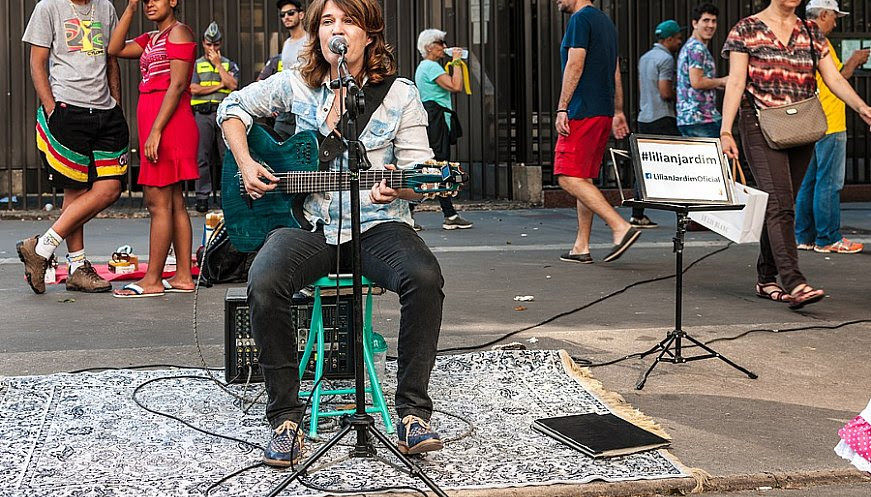 Street singer in São Paulo