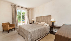 luxury-bedroom-can-mondrago