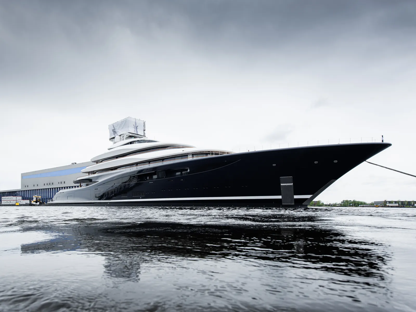 Project 821 leaving dock
