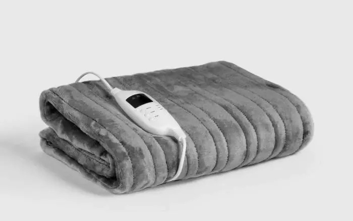 Von Haus heated throw