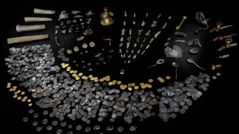 870 gold and silver coins and personal belongings